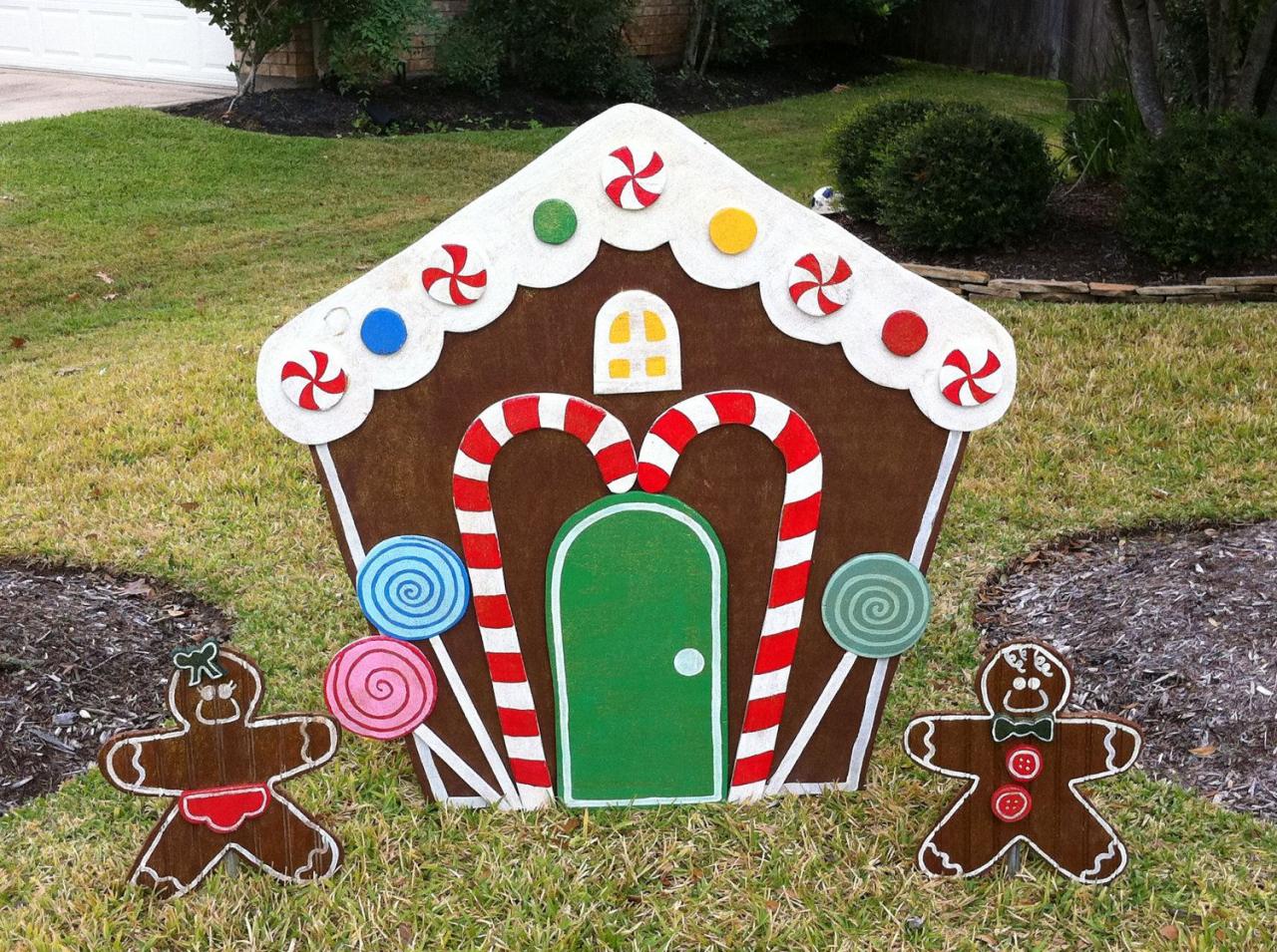 christmas outdoor decorations gingerbread house Gingerbread House for the yard, she would love this! ) Christmas