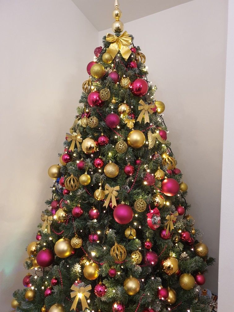 hot pink christmas decor Christmas tree hot pink and gold Gold christmas decorations, Pink