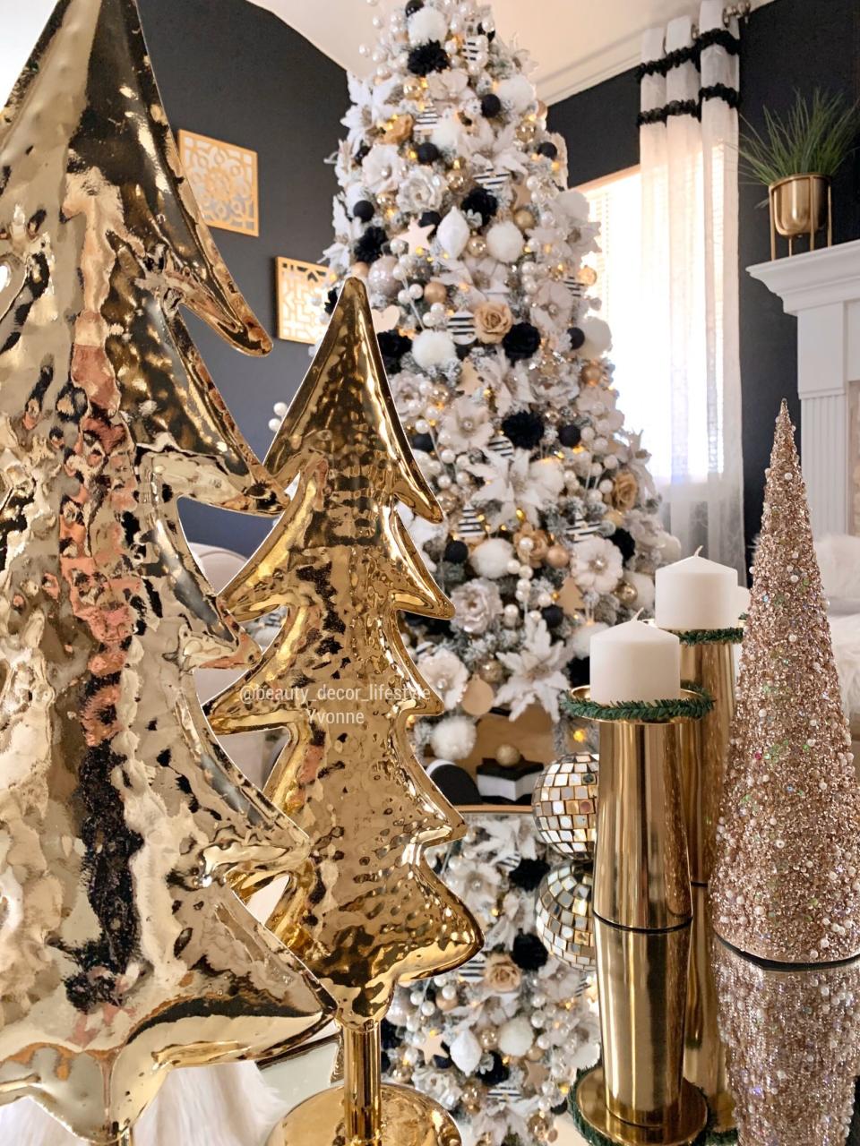 black white and gold christmas decor White and black with gold Christmas decor Gold Christmas Decorations