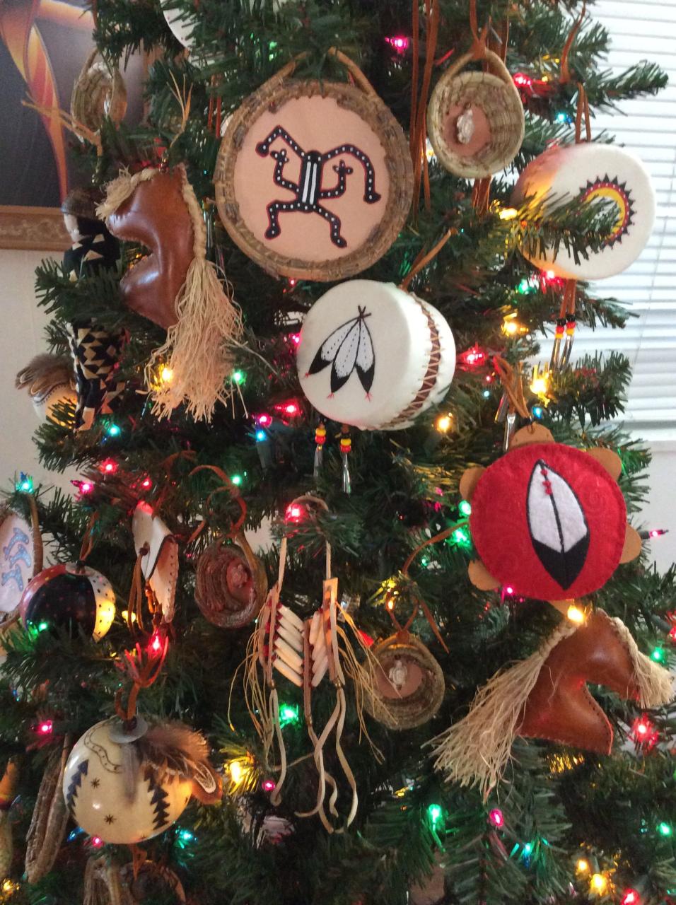 christmas decor ideas indigenous materials Christmas Tree with hand crafted Native American ornaments. By Pita