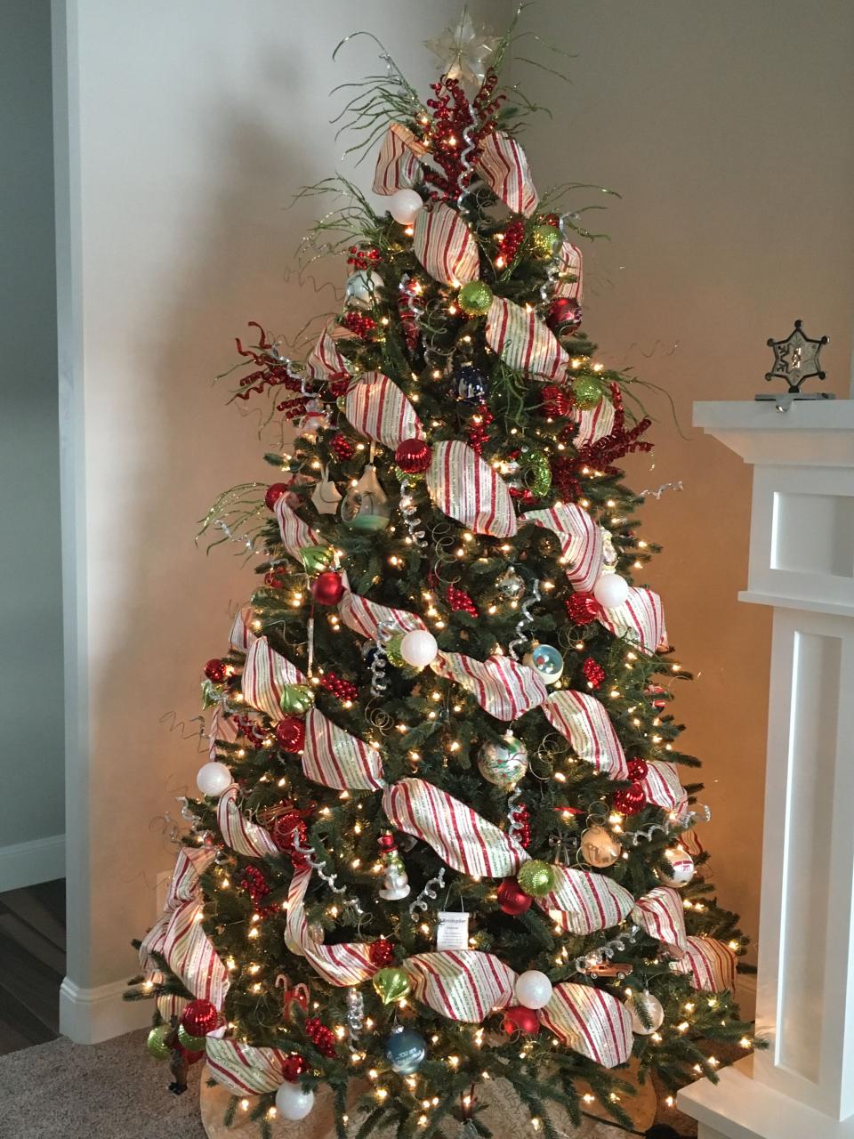 christmas tree decor ideas with ribbon 20+ Christmas Tree With Ribbon Decorating Ideas The Urban Decor