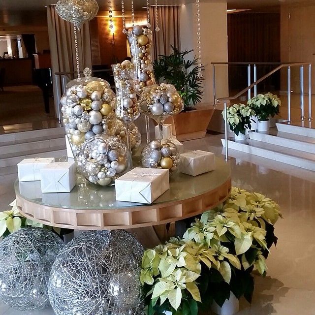 christmas lobby decor ideas Hotel lobby decor II Office christmas decorations, Christmas