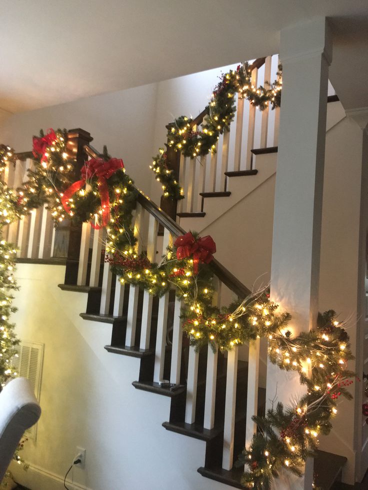 christmas decor staircase garlands Garland on the stairs for Christmas Christmas stairs, Staircase decor