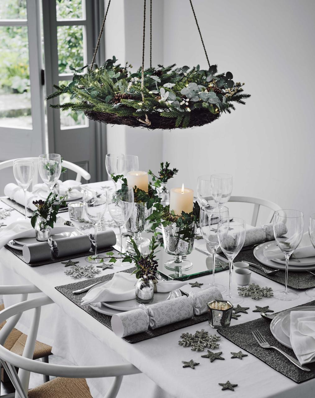 how to decor christmas table Beautiful ways to decorate your Christmas Table Table de noël blanche