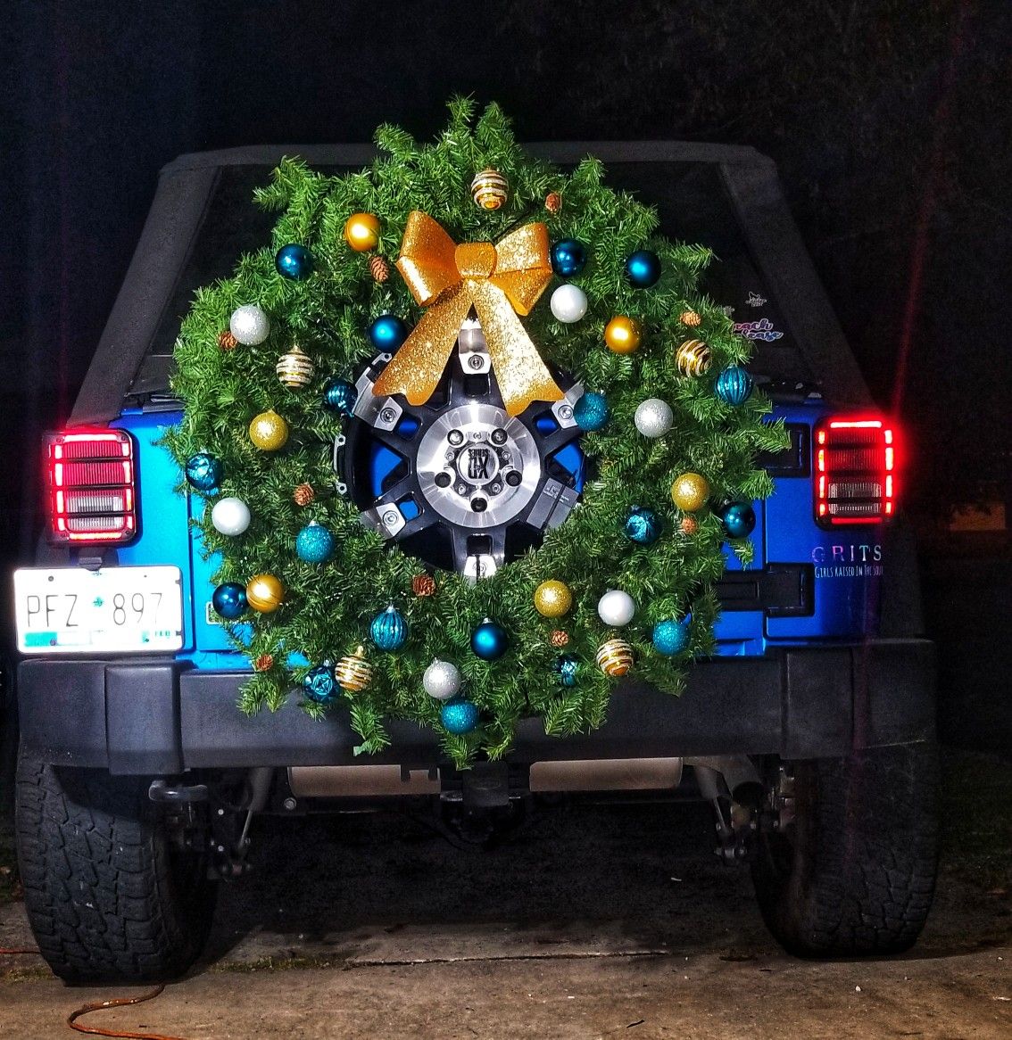 jeep wrangler christmas decoration ideas Jeep Christmas decorations, jeep wreath Christmas, hydro blue jeep