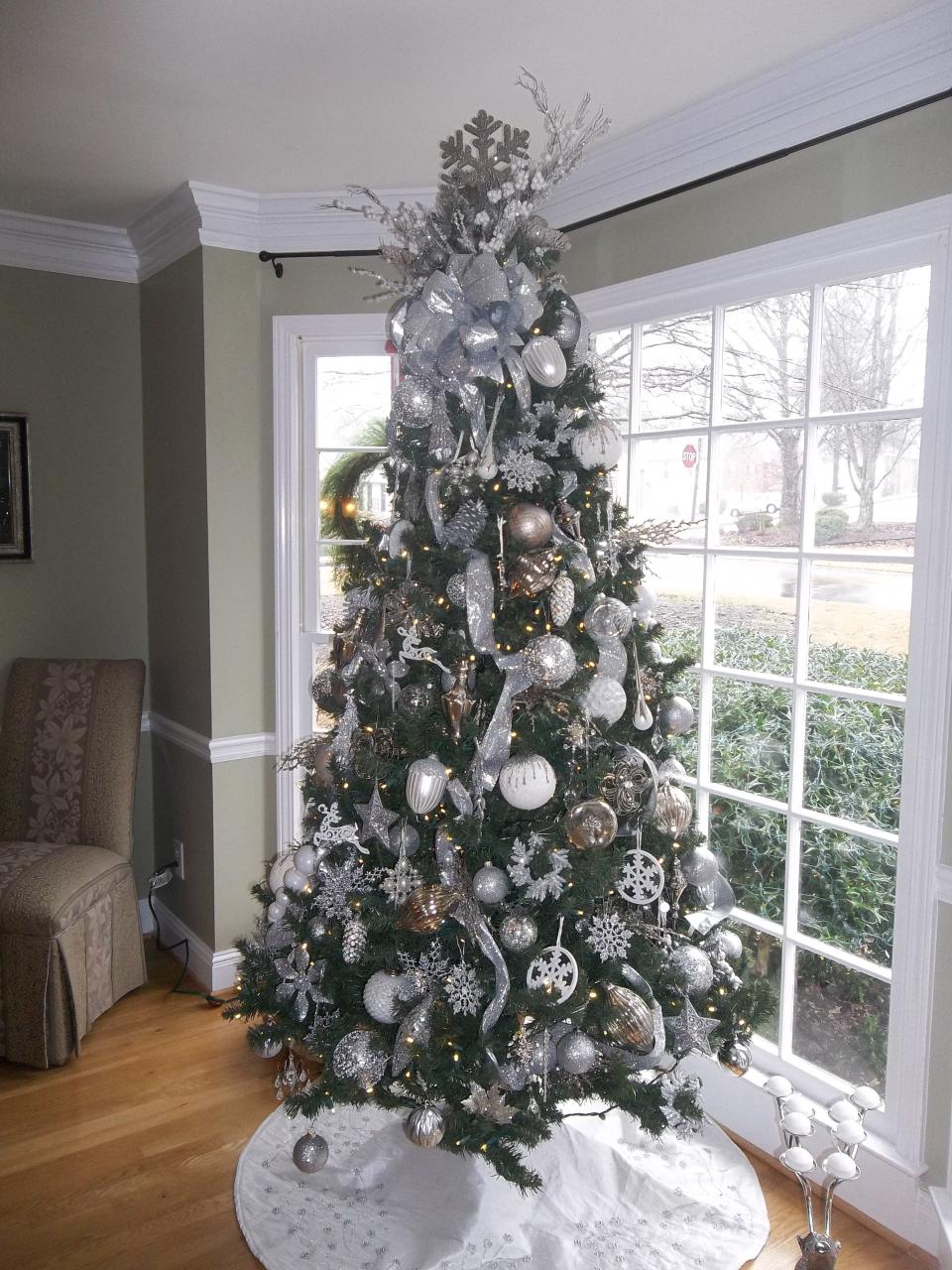 christmas decoration ideas silver and white 46 Lovely Silver And White Christmas Tree Decorations Ideas di 2020