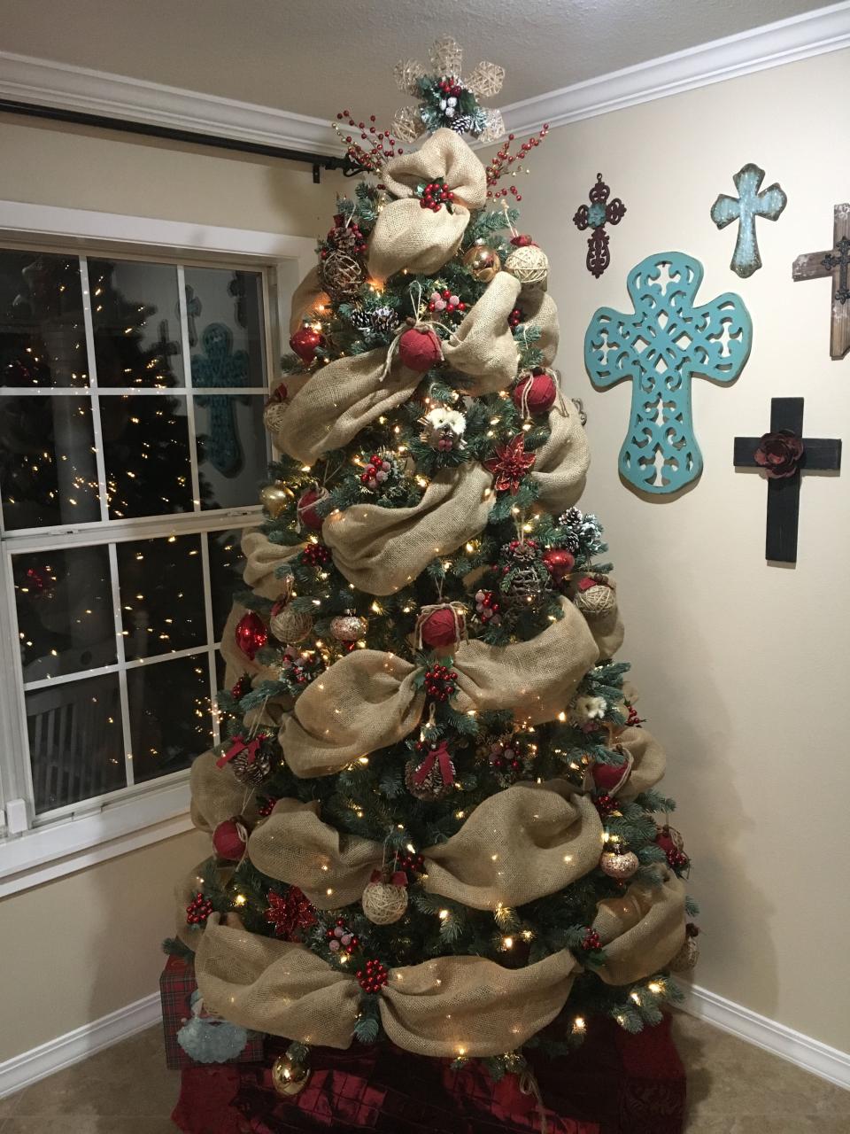 burlap christmas tree decor Christmas tree with burlap! Turned out amazing! Burlap christmas tree