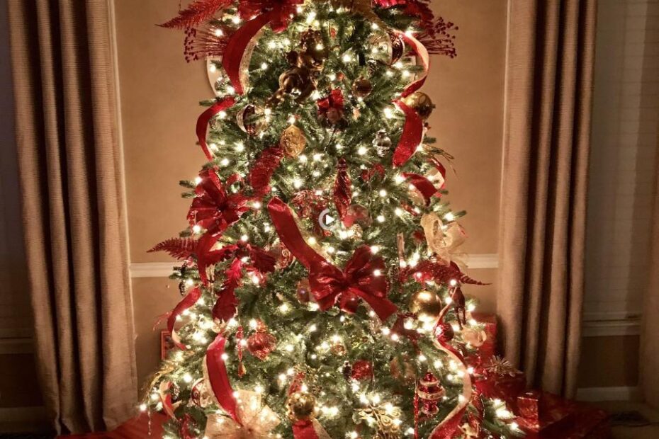 christmas tree decor ideas red 20+ Red Christmas Tree Decorating Ideas DECOOMO