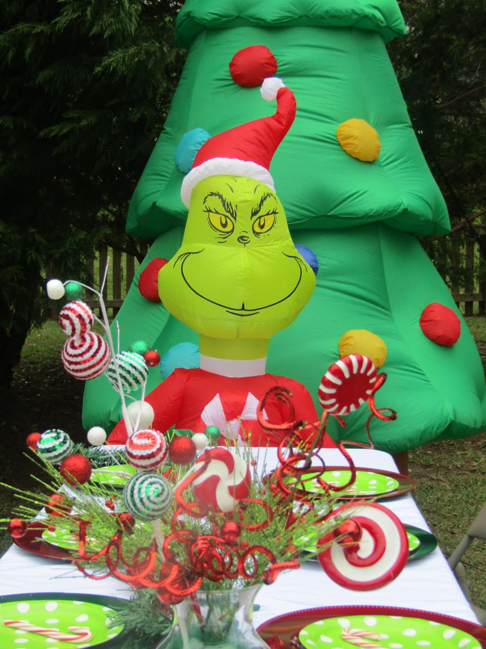 grinch theme christmas decor Grinch Party Table Grinch decorations, Grinch party, Grinch christmas