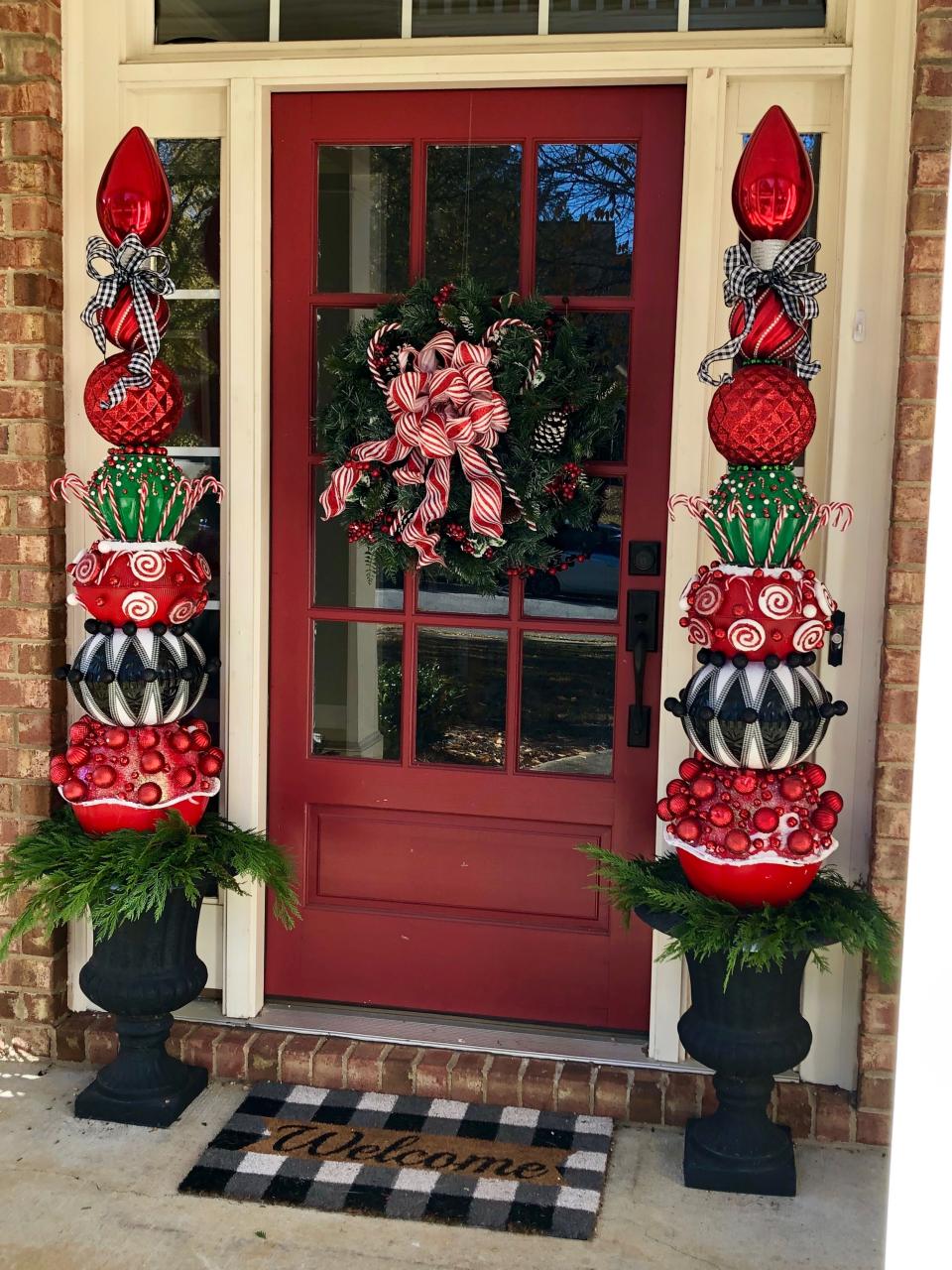 diy dollar tree outdoor christmas decor Dollar Tree Christmas, Christmas Front Doors, Holiday Crafts Christmas