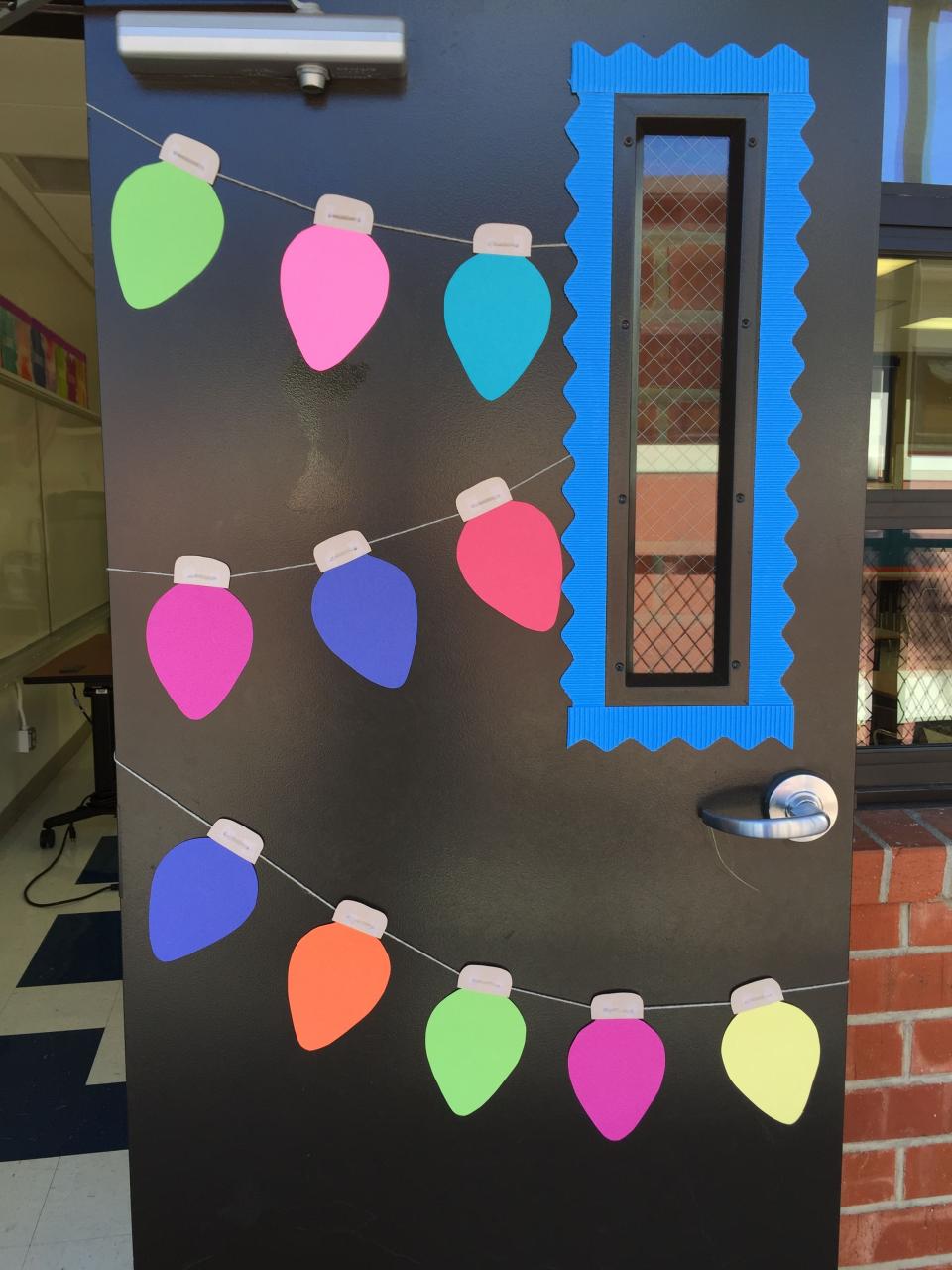 christmas decor ideas for school Christmas light bulb door for the classroom Puertas decoradas de