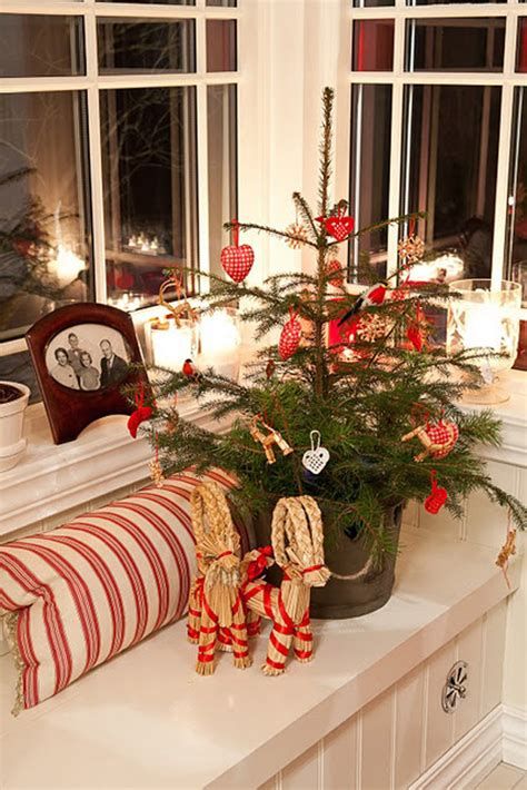 christmas decor ideas small house 30+ Beautiful Christmas Decorating Ideas For Tiny House PinMomStuff