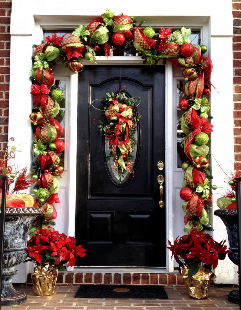 christmas decor ideas front door 20 Memorable Ideas for Christmas Front Door Decoration