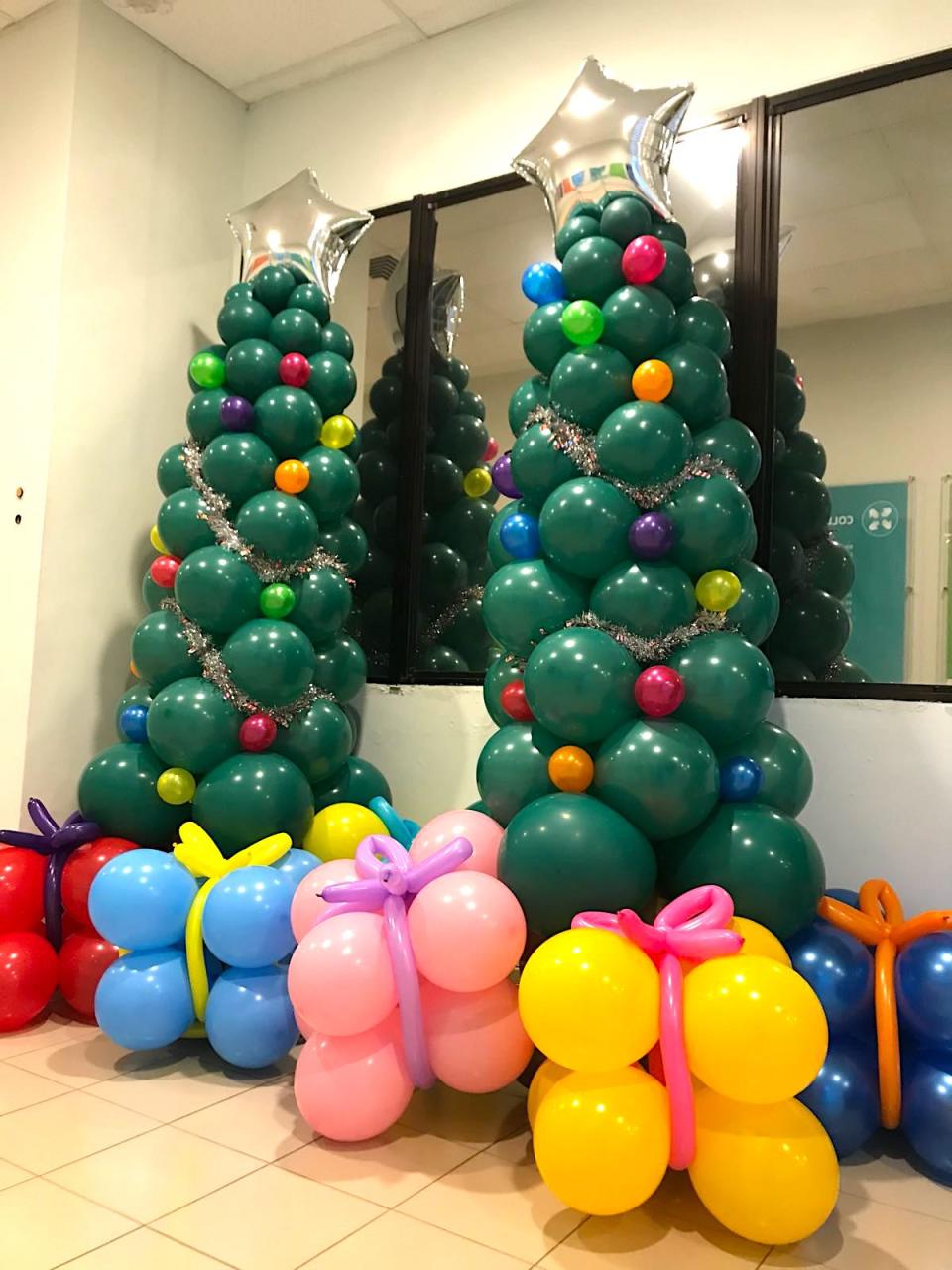 christmas tree decor with balloons Christmas Balloon Tree Sculpture THAT Balloons