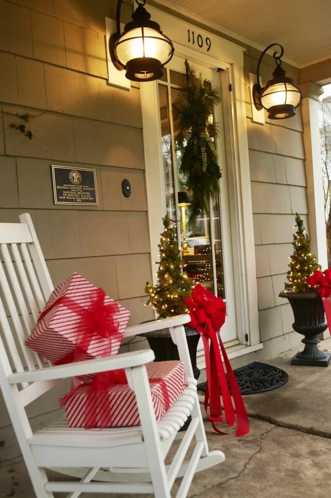 christmas decor ideas porch 31 Fabulous Porch Christmas Decoration