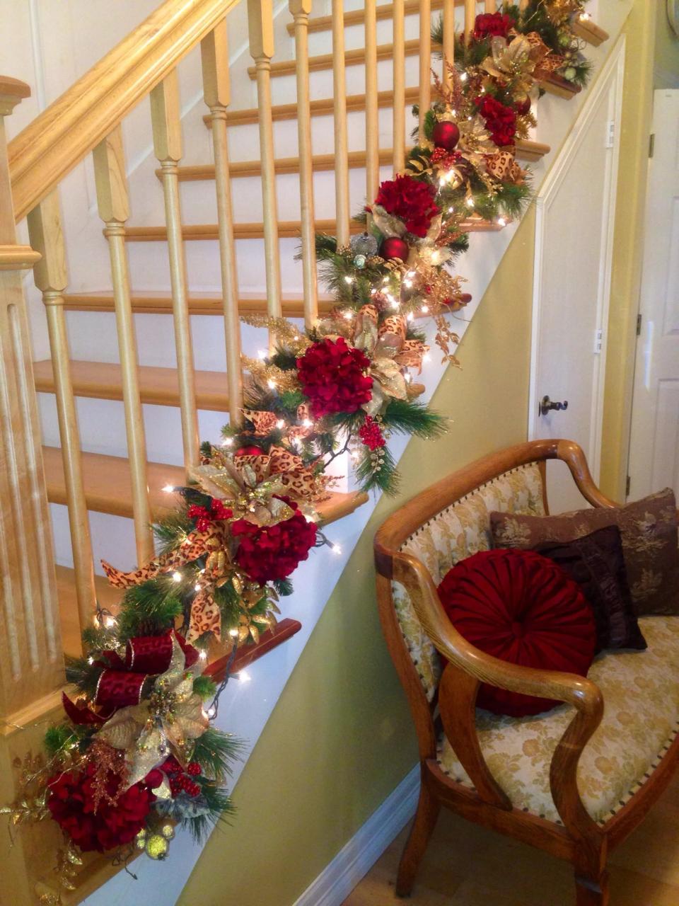 christmas decor staircase garlands Decorate The Staircase For Christmas 45 Beautiful Ideas Decoration Love