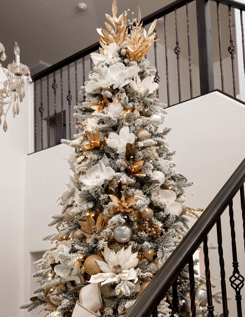 black white and gold christmas decor Thiết kế gold decoration for christmas tree đẹp mê ly cho cây thông