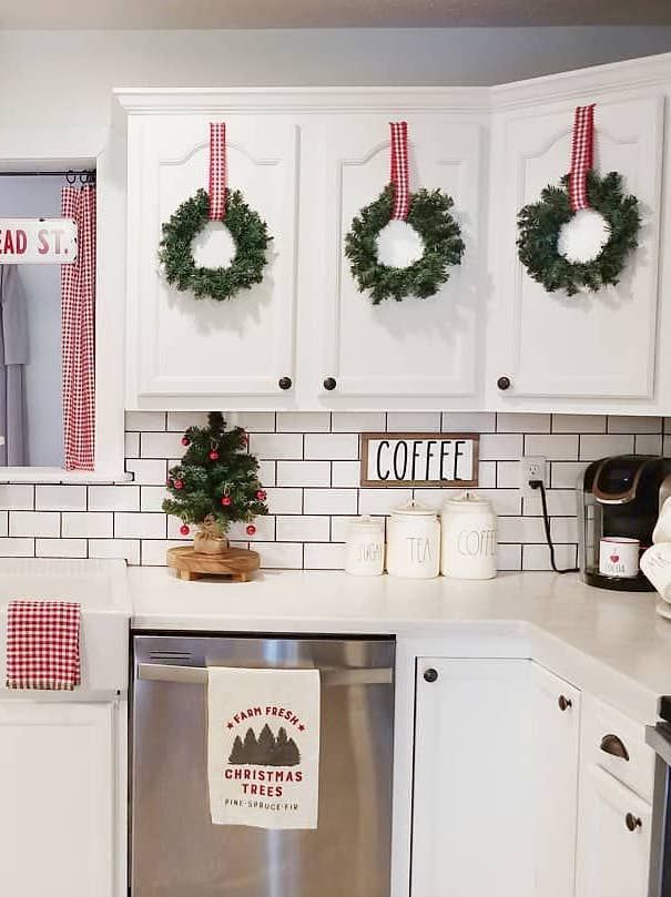 christmas decor on kitchen cabinets 24 MustSee Christmas Kitchen Decor Ideas