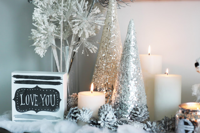 console table christmas decor ideas CONSOLE TABLE DÉCOR IDEAS FOR THE HOLIDAYS. The Chic Confidential