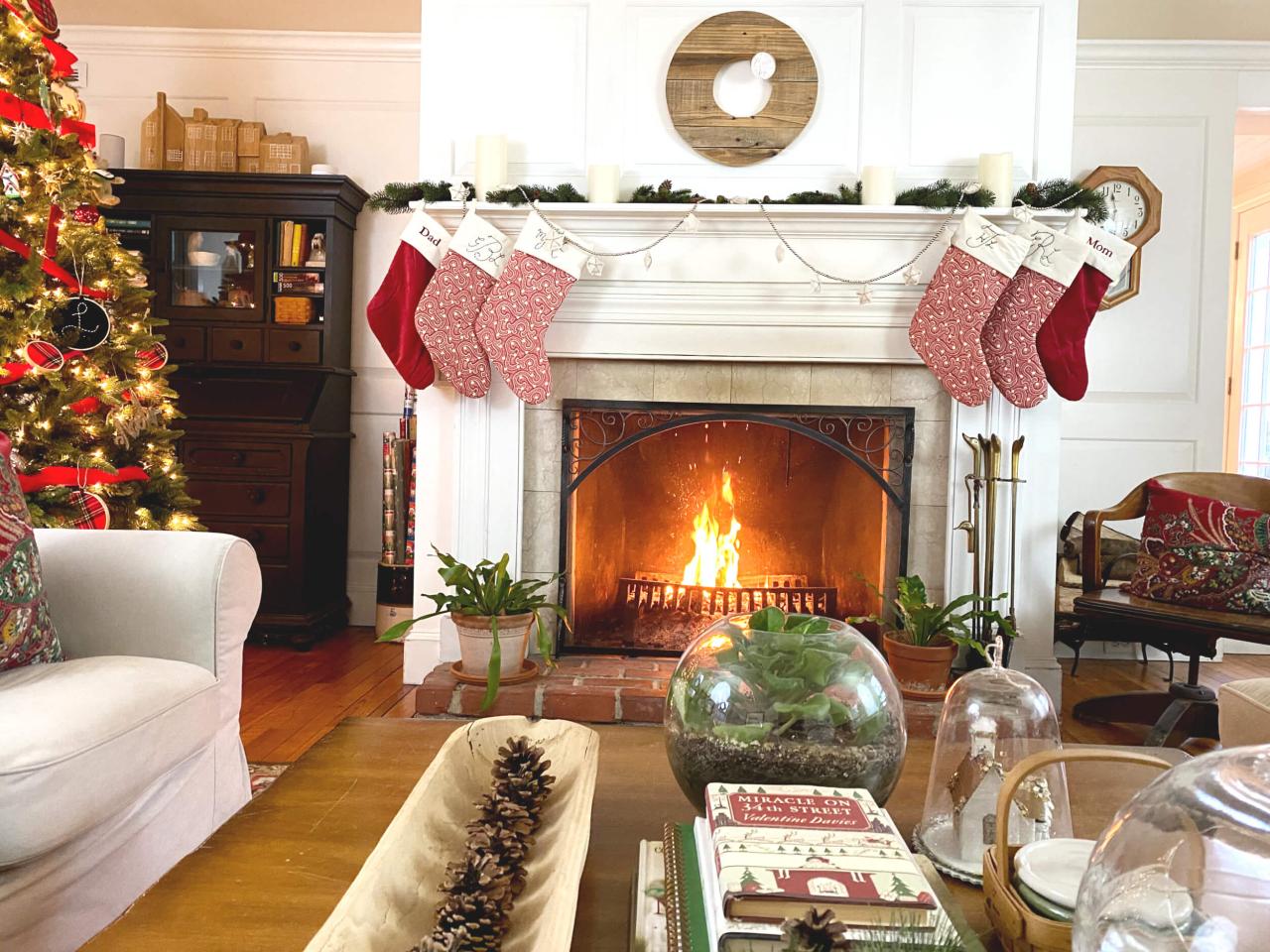 christmas fireplace wall decor Perfect Farmhouse Red Christmas Fireplace Mantel Decor with Christmas