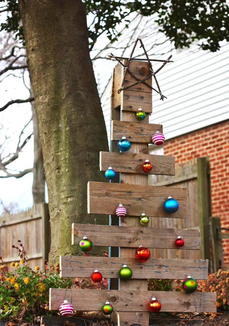 christmas decor made from pallets 25 Ideas of How to Make a Wood Pallet Christmas Tree