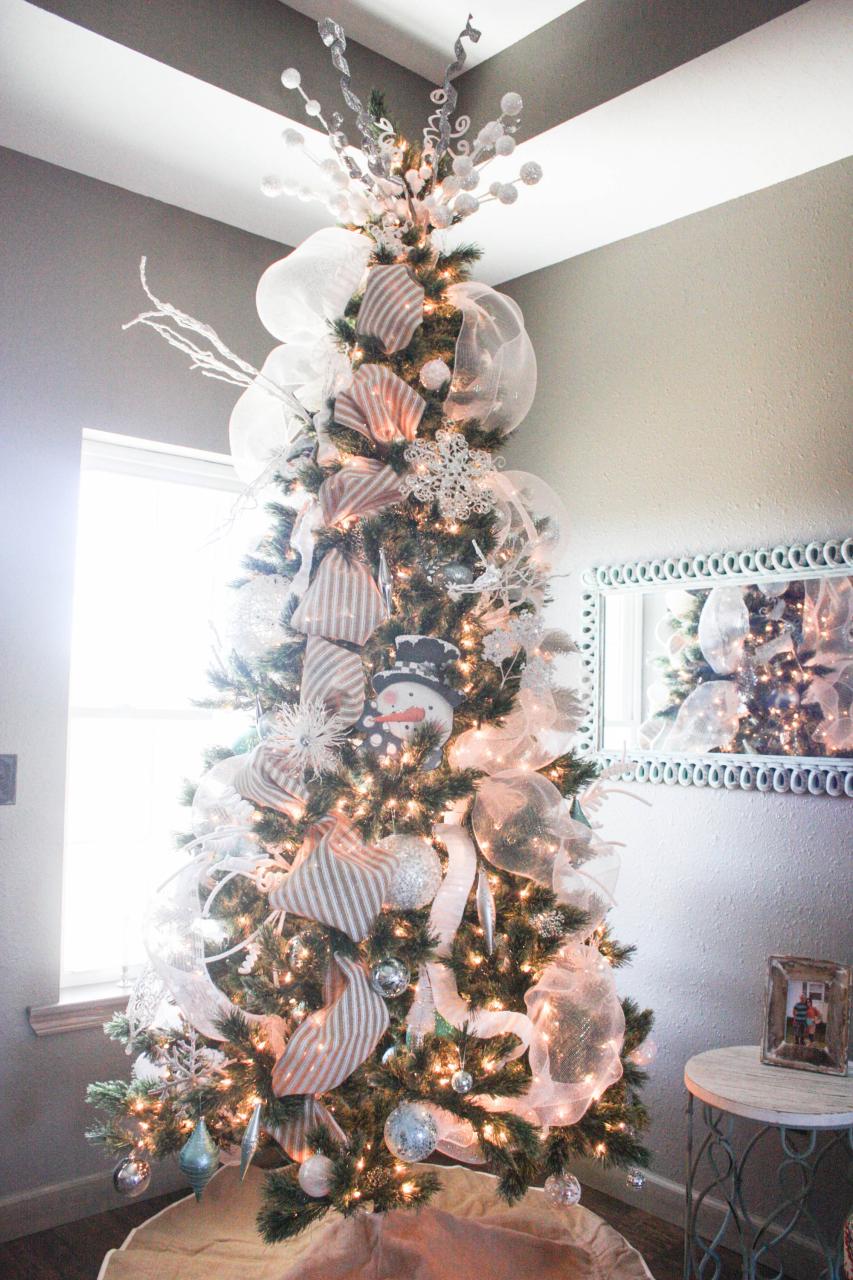 new ways to decorate for christmas How to Decorate a Christmas Tree from Start to Finish {the EASY way