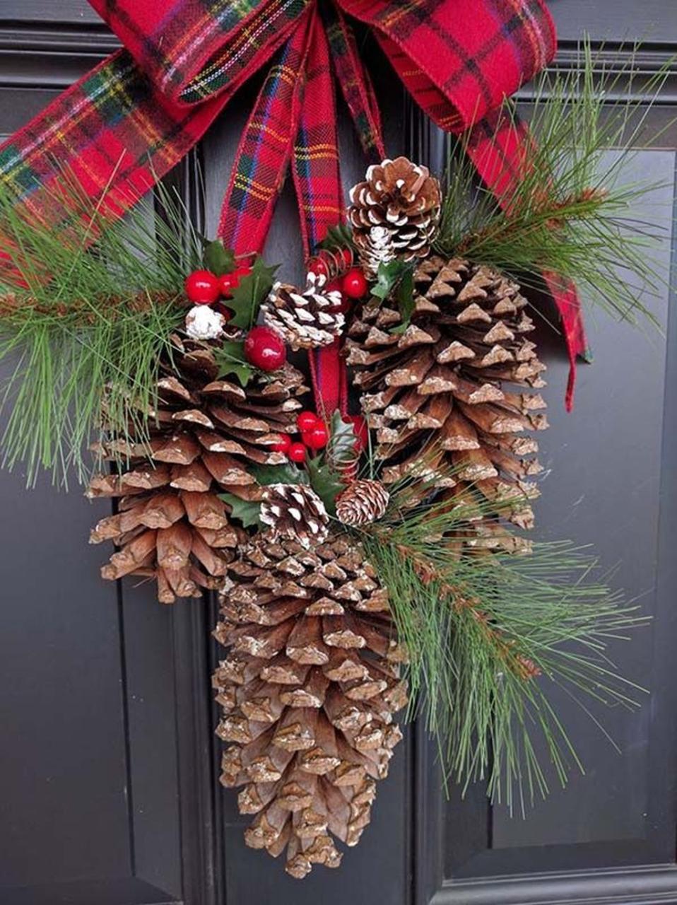 hanging pine cone christmas decor 20+ Pine Cones Christmas Decorations DECOOMO