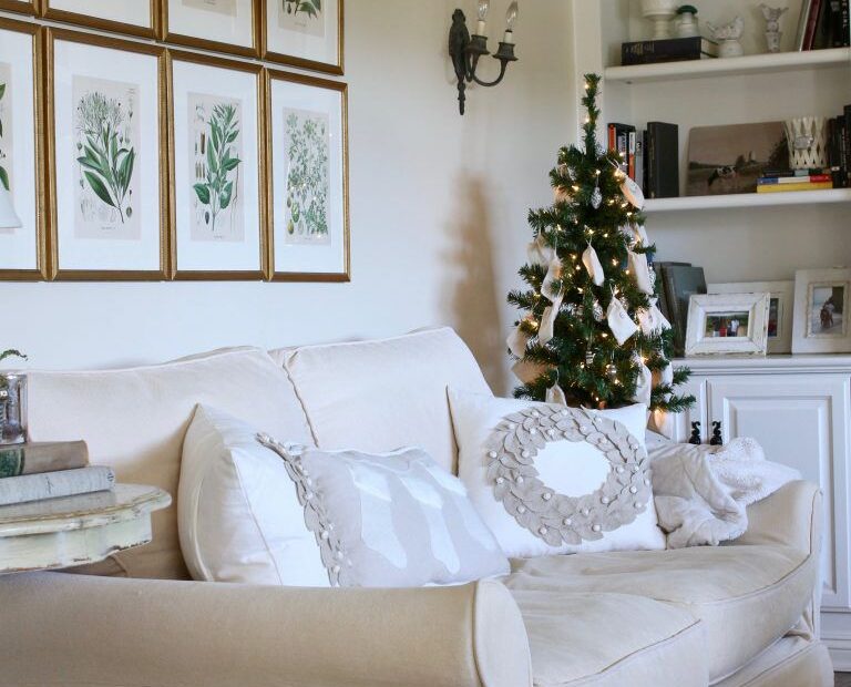 christmas decor ideas white 23 Chic White Christmas Decor Ideas for a Stylish Holiday