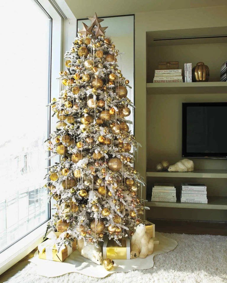 gold christmas wall decor 30 Best Gold Christmas Decoration Ideas