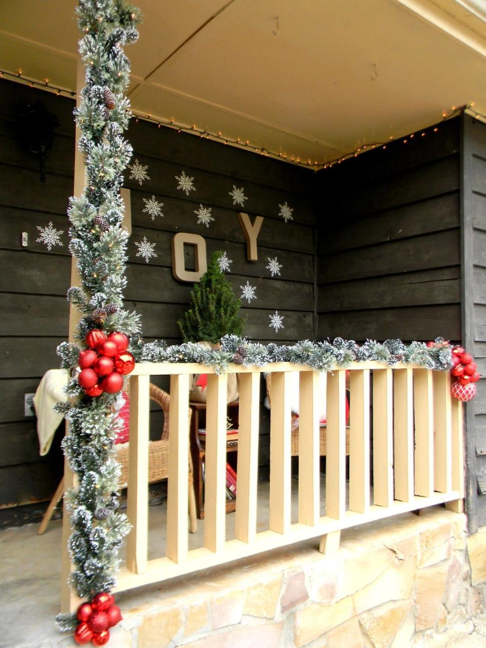 christmas decorations outdoor porch 30 AMAZING FRONT PORCH CHRISTMAS DECORATION IDEAS... Godfather Style