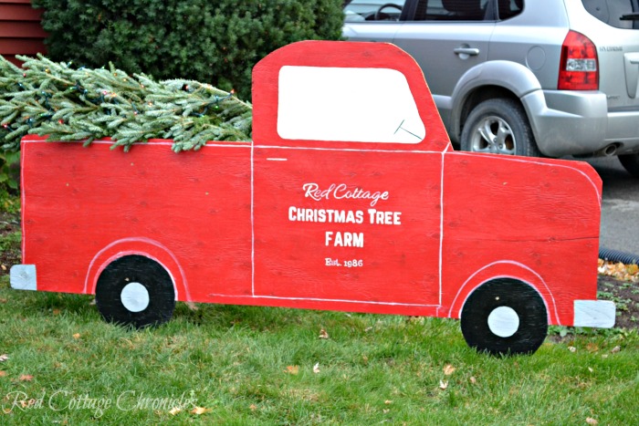 large red truck outdoor christmas decor 20 DIY Outdoor Christmas Decorations