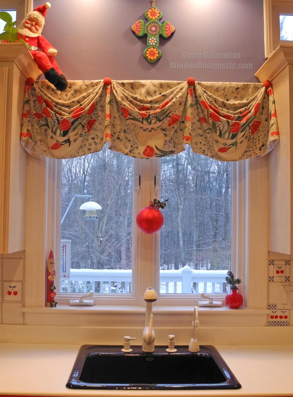 christmas decor kitchen window Newest 31+ Beautiful Christmas KitchenCurtains