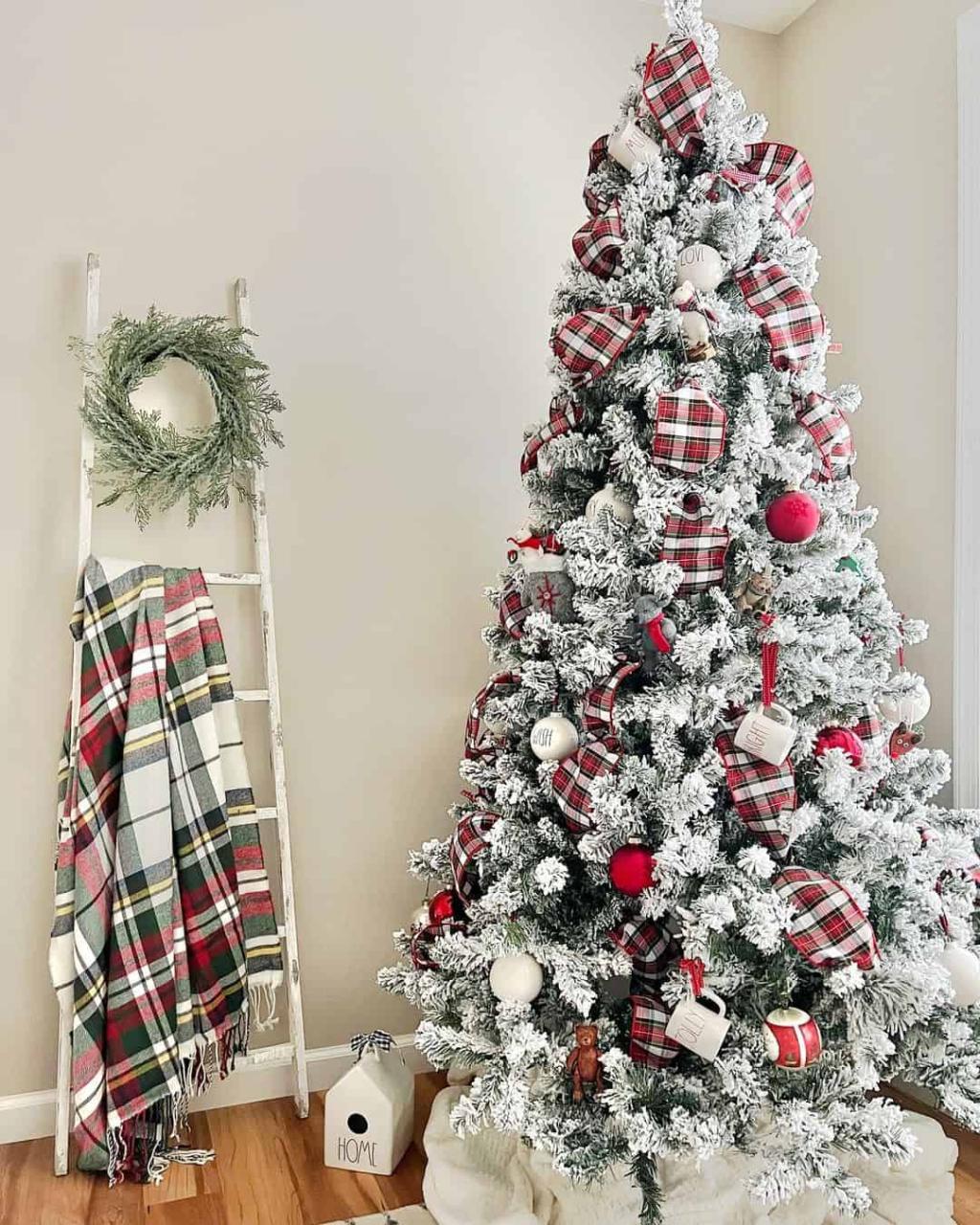 red white green christmas decor 55 Red and White Christmas Tree Decorations That Will Wow You