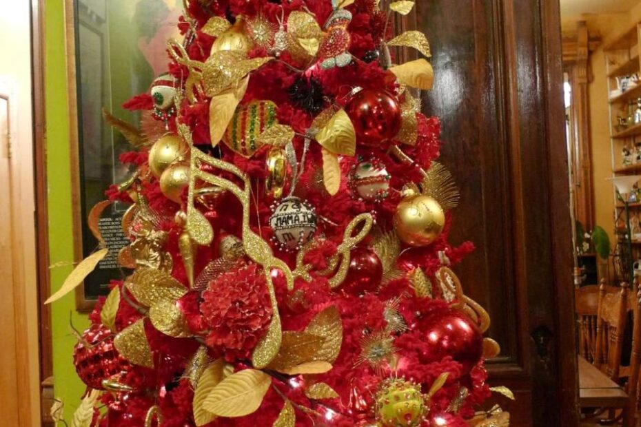 christmas tree decor ideas red and gold 40 Gold Christmas Tree Decorations Ideas For Coming Holiday Session