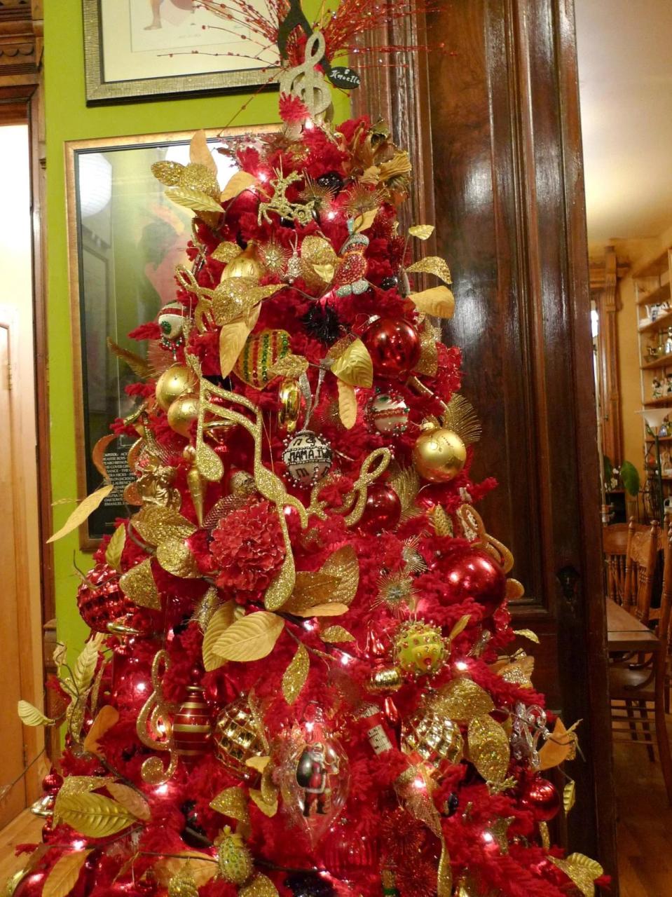 christmas tree decor ideas red and gold 40 Gold Christmas Tree Decorations Ideas For Coming Holiday Session