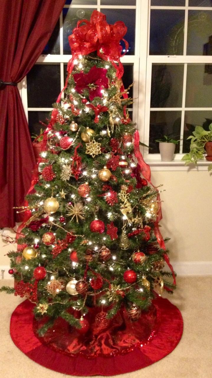 christmas tree decor ideas red and gold 30 Gold Christmas Decorations Ideas For Home Flawssy