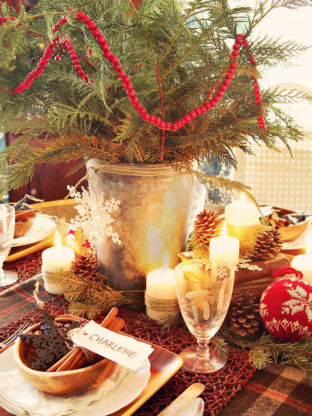 christmas table decor rustic Rustic Christmas Table Decorations 2012 Ideas from HGTV Home Interiors