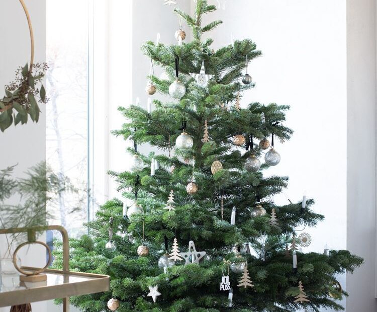 scandinavian christmas tree decor 9 Scandinavian Christmas Tree Decor Ideas