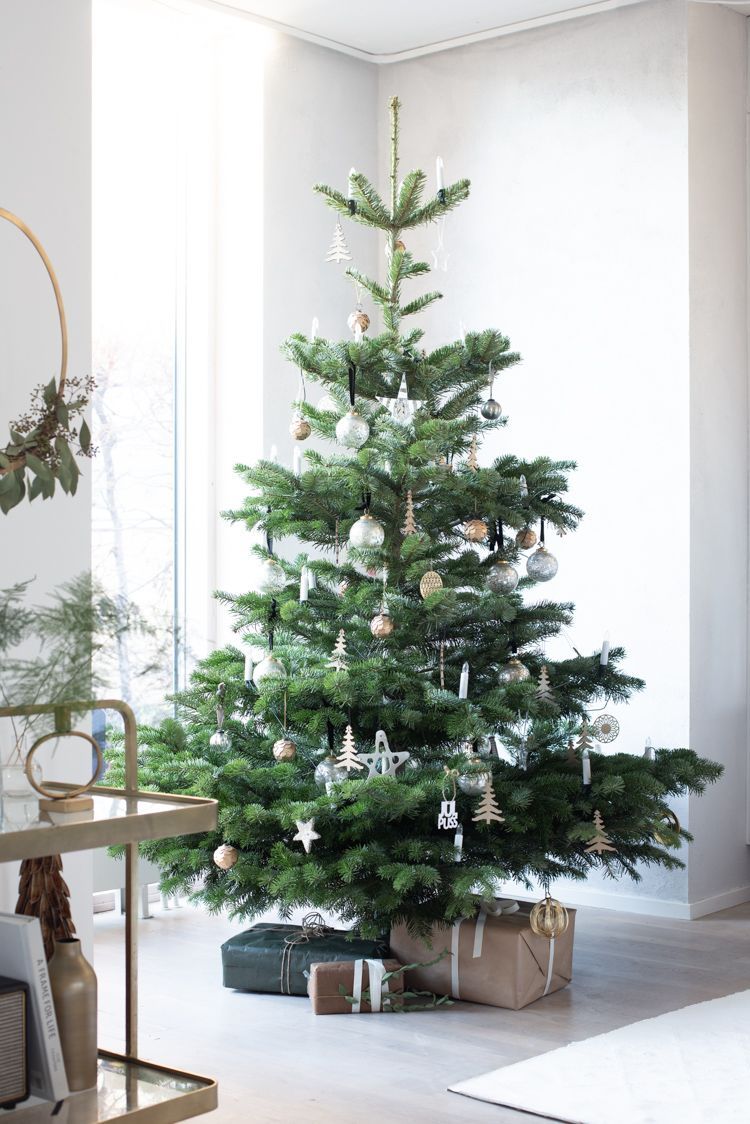 scandinavian christmas tree decor 9 Scandinavian Christmas Tree Decor Ideas