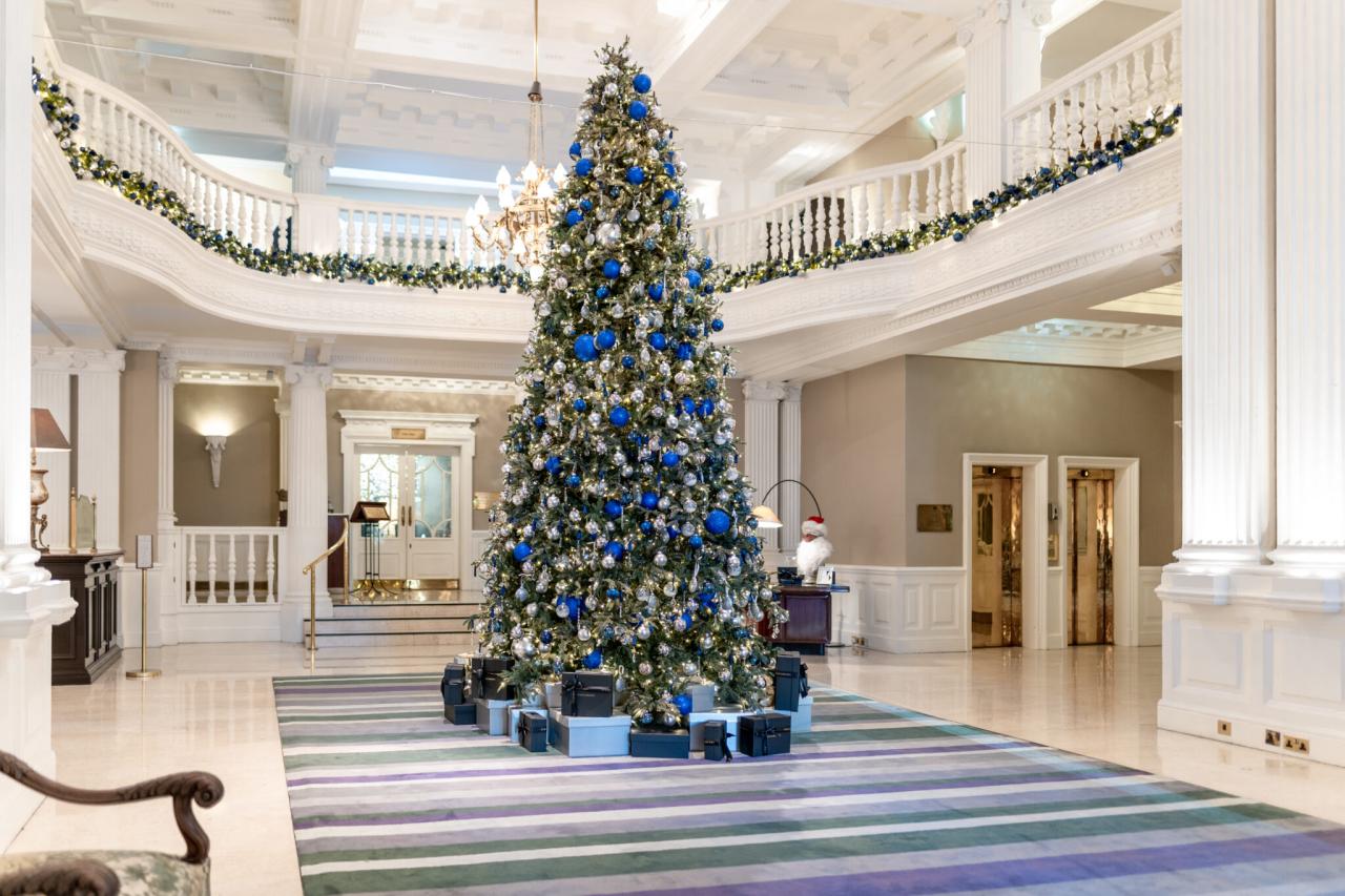 christmas lobby decor ideas Best Christmas decorations at the most luxurious hotels of the world