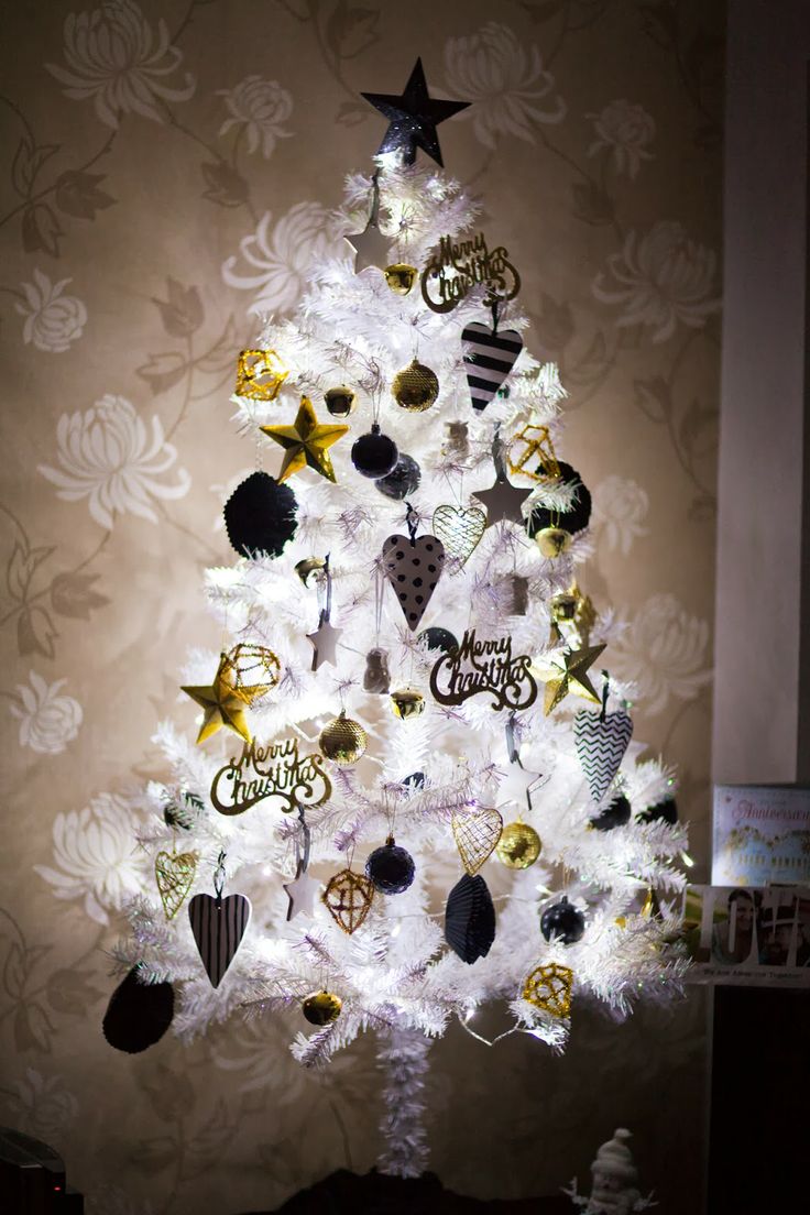 black white and gold christmas decor 20 Chic Black, Gold & White Holiday & Christmas Decorations