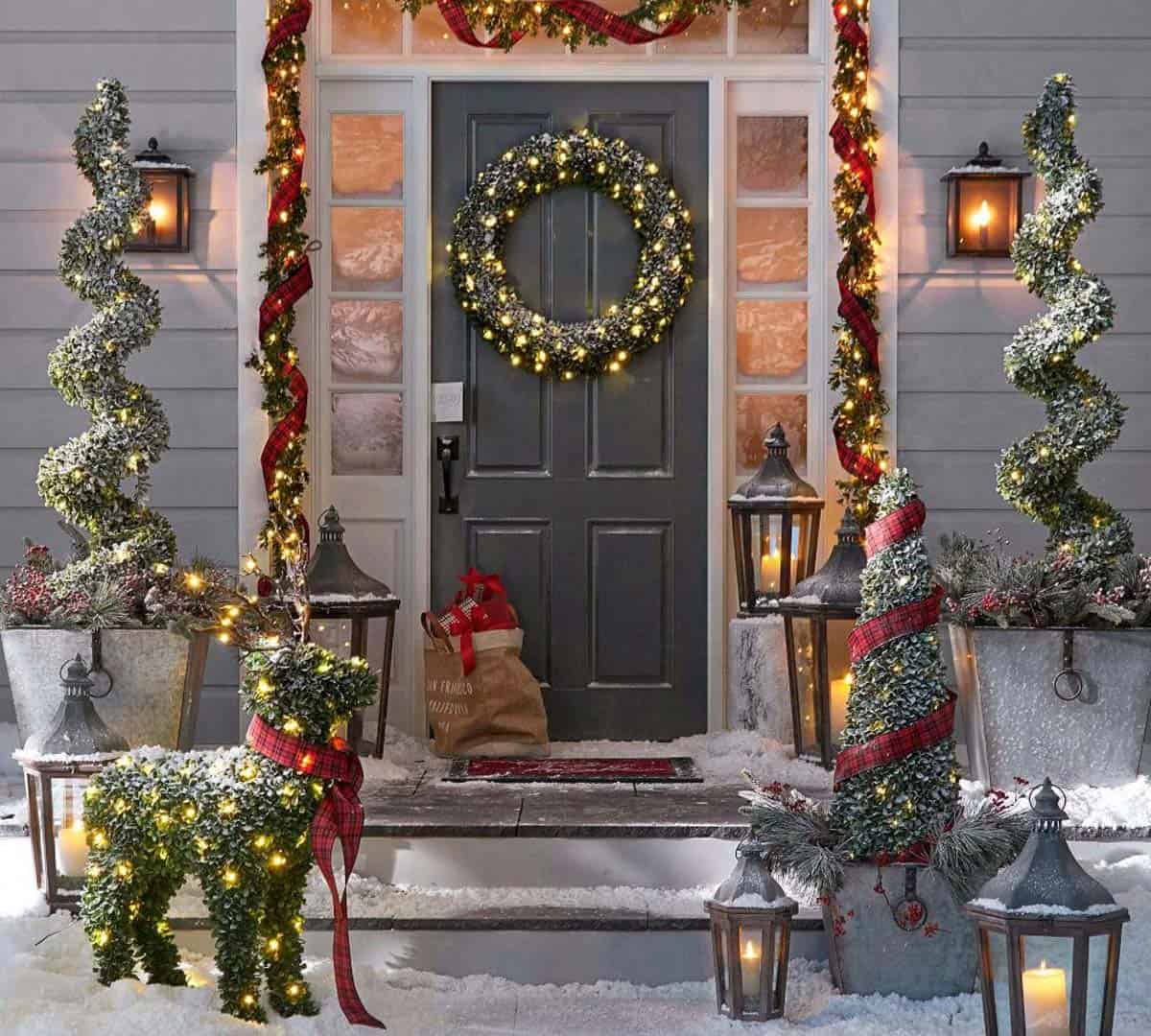 christmas decorations outdoor inspo Outdoor Christmas Decor Ideas outdoor christmas decor ideas For A