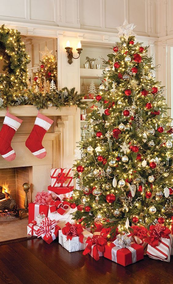 christmas decoration ideas red and gold 42 Amazing Red And Gold Christmas Décor Ideas DigsDigs