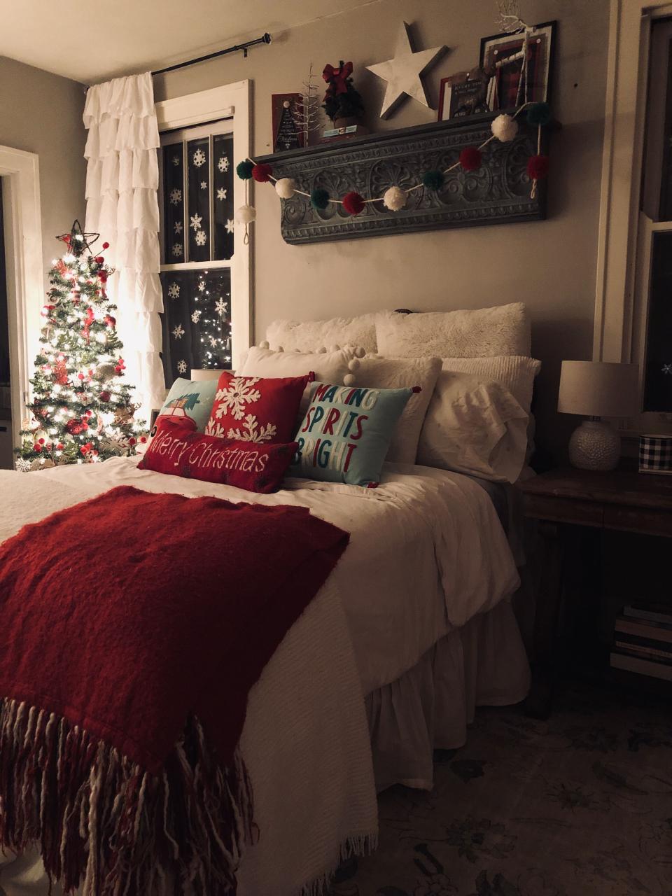 christmas decoration ideas bedroom 30+ Decorate Bedroom For Christmas DECOOMO