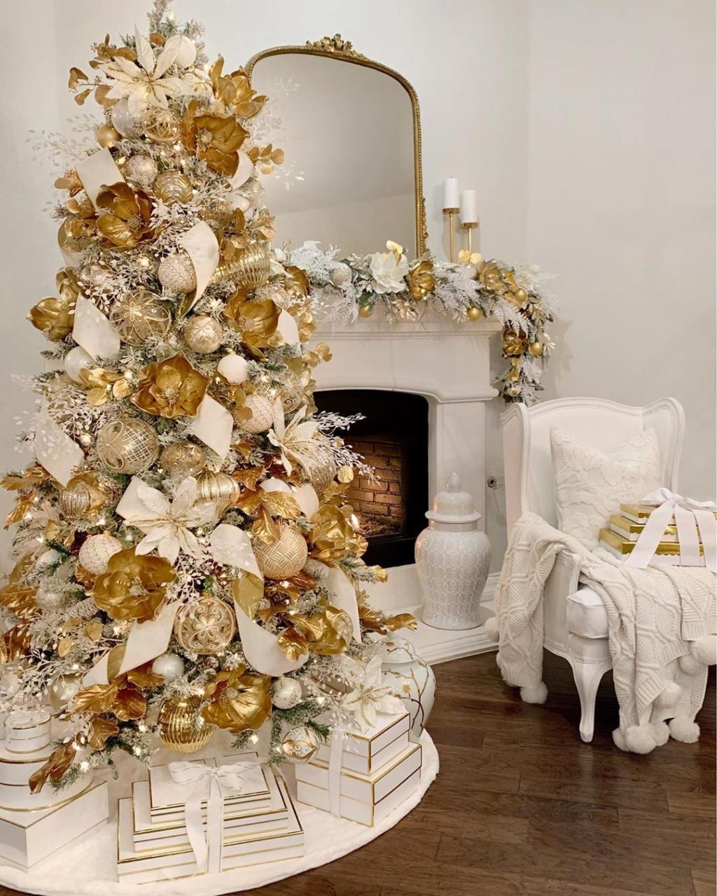 christmas decor gold and white Elegant white and gold glam Christmas tree decor Gold magnolia flowers