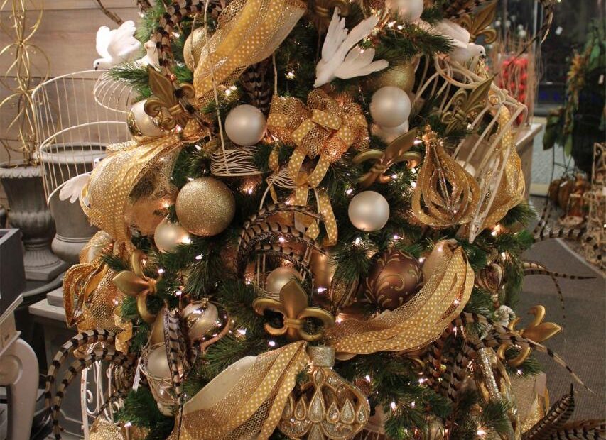 christmas tree decor ideas gold 20+ Gold Decorated Christmas Tree HomeDecorish