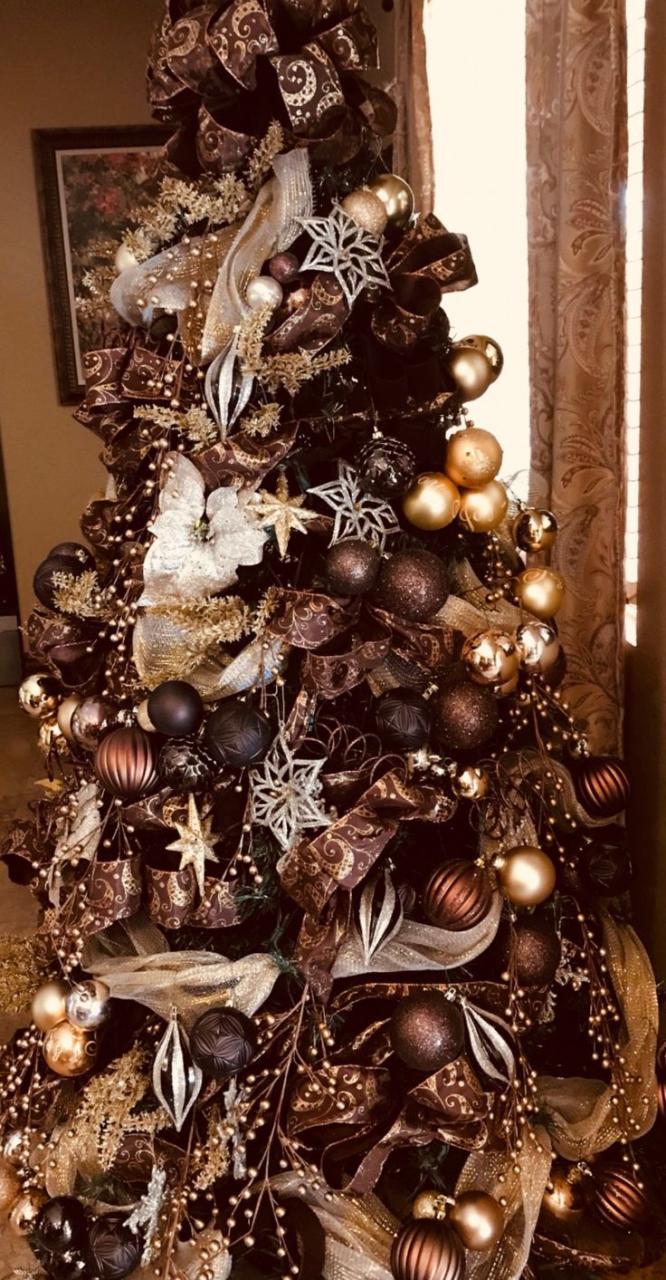 green and brown christmas decor Tree decorated with brown ornaments in 2020 Elegant christmas trees