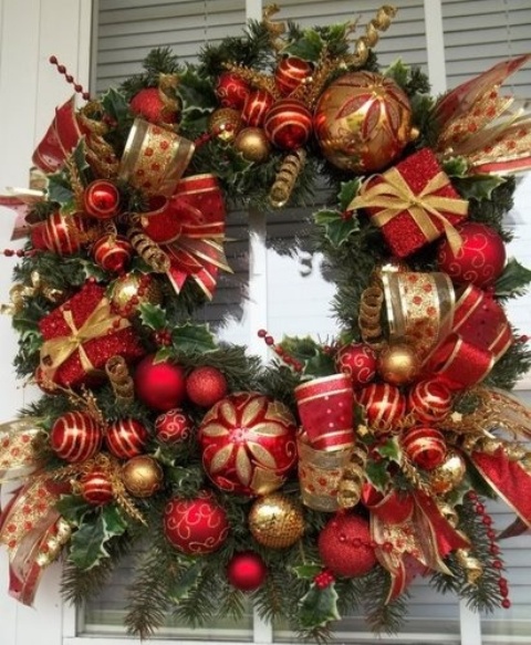 christmas decor ideas red and gold 42 Amazing Red And Gold Christmas Décor Ideas DigsDigs