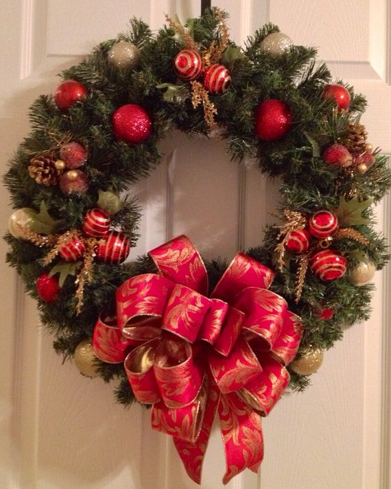 christmas decor ideas red and gold 32 Amazing Red And Gold Christmas Décor Ideas DigsDigs