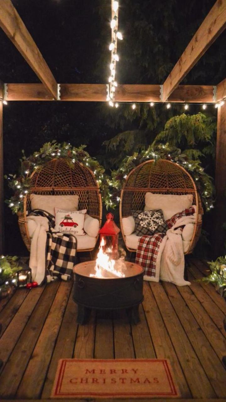 christmas decorations outdoor inspo 💚Christmas inspo ️ Christmas porch decor, Christmas porch, Christmas